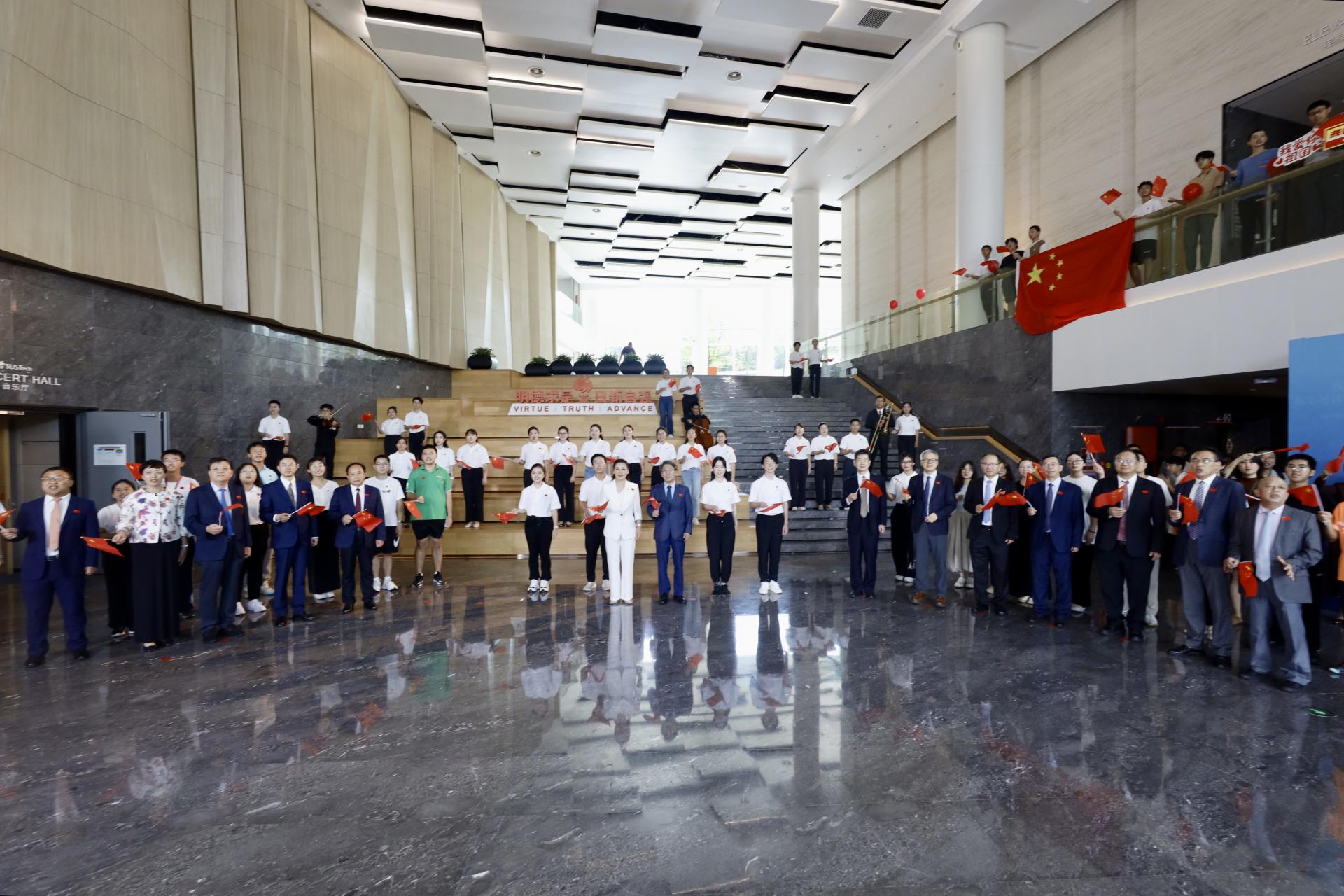 为庆祝新中国成立75周年，南科大师生深情唱响《共和国之恋》。.jpg
